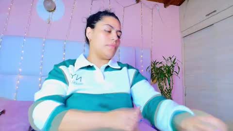 Snapshot of kiana_cream chatting on 02-14-25, 11:31 N M online show from 02-14-25, 11:31