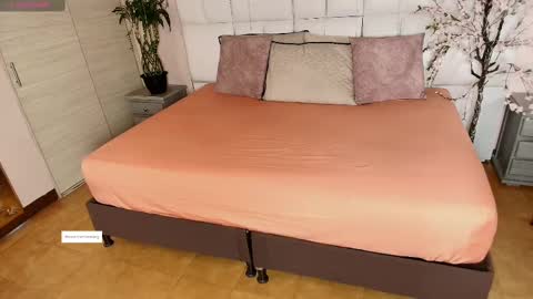 Snapshot of kiana_cream chatting on 02-26-25, 11:30 N M online show from 02-26-25, 11:30