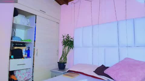 Snapshot of kiana_cream chatting on 03-03-25, 11:33 N M online show from 03-03-25, 11:33