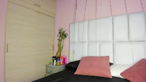 Snapshot of kiana_cream chatting on 09-10-25, 11:32 N M online show from 09-10-25, 11:32