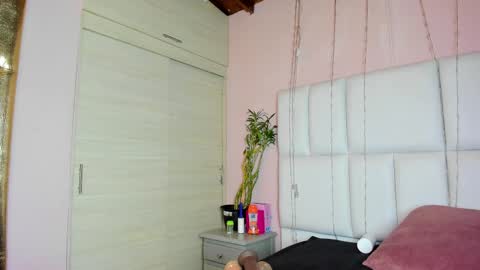 Snapshot of kiana_cream chatting on 09-18-25, 12:07 N M online show from 09-18-25, 12:07