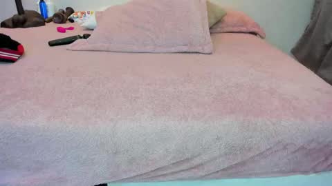 Snapshot of kiana_cream chatting on 10-10-25, 11:31 N M online show from 10-10-25, 11:31