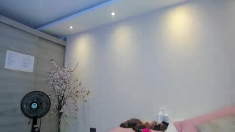 Snapshot of kiana_cream chatting on 10-17-25, 11:35 N M online show from 10-17-25, 11:35