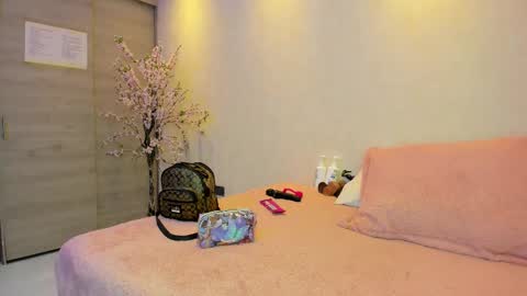 Snapshot of kiana_cream chatting on 10-18-25, 11:33 N M online show from 10-18-25, 11:33