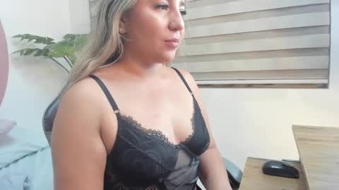 Snapshot of kiara_mirren chatting on 09-26-25, 03:32 K I A R A  online show from 09-26-25, 03:32