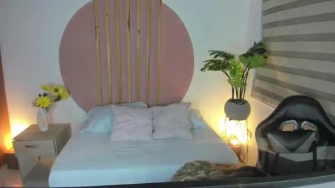 Snapshot of kiara_mirren chatting on 10-10-25, 02:32 K I A R A  online show from 10-10-25, 02:32