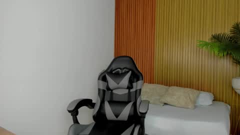 Snapshot of kiara_mirren chatting on 10-23-25, 12:48 K I A R A  online show from 10-23-25, 12:48