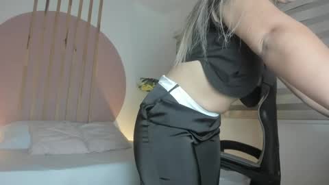 Snapshot of kiara_mirren chatting on 10-24-25, 02:41 K I A R A  online show from 10-24-25, 02:41
