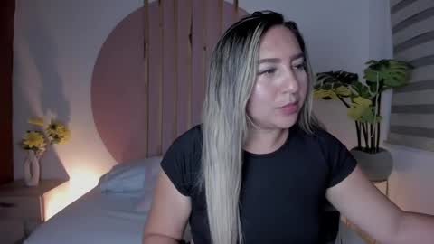 Snapshot of kiara_mirren chatting on 10-25-25, 03:58 K I A R A  online show from 10-25-25, 03:58