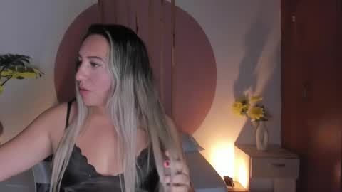 Snapshot of kiara_mirren chatting on 10-26-25, 02:17 K I A R A  online show from 10-26-25, 02:17
