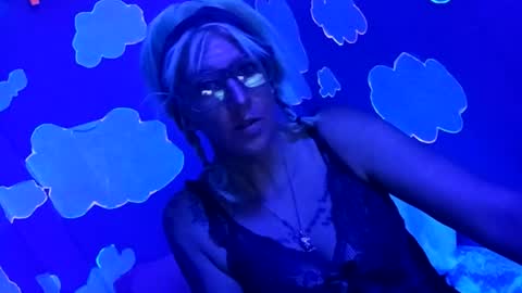 Snapshot of kikilovespartylights chatting on 08-02-26, 11:41 kikilovespartylights online show from 08-02-26, 11:41