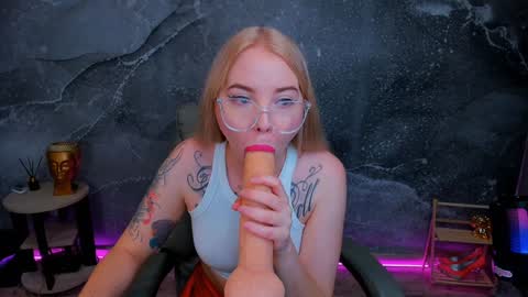 Snapshot of kim_girl_next_door chatting on 01-10-25, 09:13 KIM online show from 01-10-25, 09:13