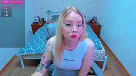 Snapshot of kim_girl_next_door chatting on 11-08-25, 11:32 KIM online show from 11-08-25, 11:32