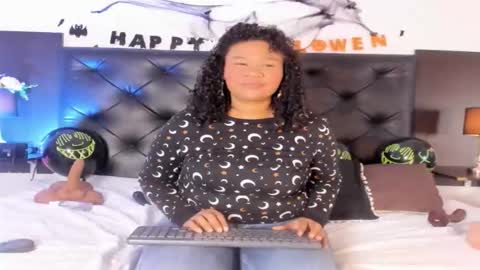 Kim Marquez online show from 10-31-25, 07:04