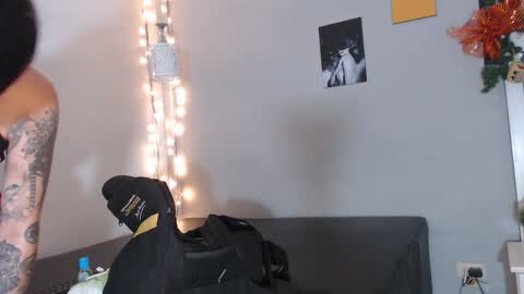 Snapshot of kimandyuk chatting on 12-18-24, 02:10 Kim  Yuk online show from 12-18-24, 02:10