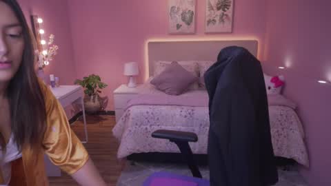 Kimberly 1200-1900 GMT-5 online show from 09-26-25, 10:36