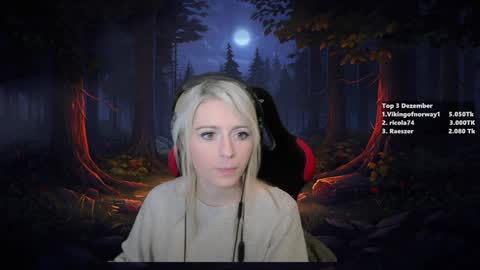 Snapshot of kimilee22 chatting on 12-11-24, 10:06 Wolfs Girl online show from 12-11-24, 10:06