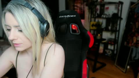 Snapshot of kimilee22 chatting on 03-12-25, 08:10 Wolfs Girl online show from 03-12-25, 08:10