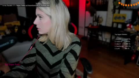 Snapshot of kimilee22 chatting on 10-08-25, 07:22 Wolfs Girl online show from 10-08-25, 07:22