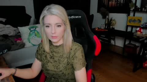 Snapshot of kimilee22 chatting on 10-18-25, 01:56 Wolfs Girl online show from 10-18-25, 01:56