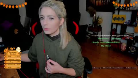 Wolfs Girl online show from 10-30-25, 07:25