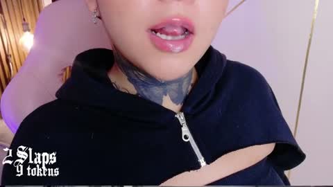 Snapshot of kimmi_kim chatting on 06-11-26, 02:04 online show from 06-11-26, 02:04