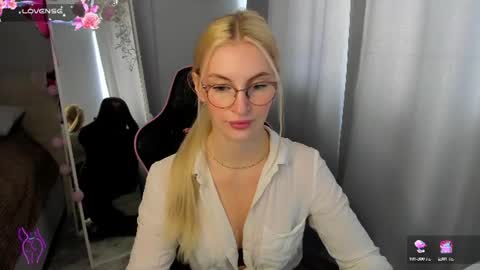 Snapshot of kimmy1_powell chatting on 06-30-26, 04:02 kimmy1_powell online show from 06-30-26, 04:02