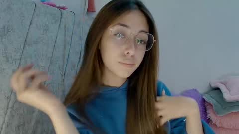 Snapshot of kimmy_veggaa chatting on 10-19-25, 05:08 kimm online show from 10-19-25, 05:08