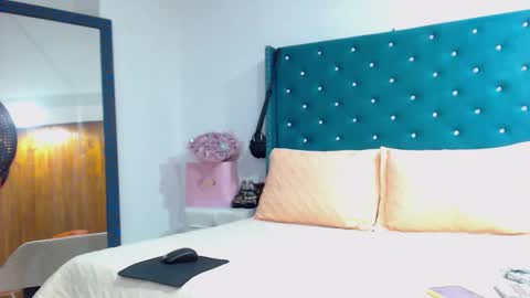 Snapshot of kimscarleth chatting on 12-17-25, 02:45 Kim online show from 12-17-25, 02:45