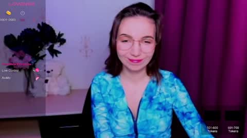 Snapshot of kindhazelhere_ chatting on 05-18-26, 06:14 Hazel online show from 05-18-26, 06:14