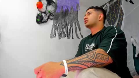 Snapshot of king_falconer chatting on 10-14-25, 04:02 Angel Falconer online show from 10-14-25, 04:02