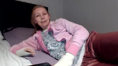 Snapshot of kingandprincess chatting on 10-10-25, 09:03 sexysexyhotwetpinkredpussy online show from 10-10-25, 09:03