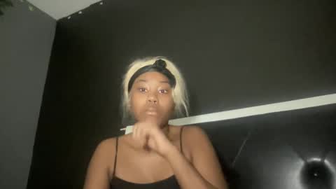 Snapshot of kinkykittee chatting on 02-12-25, 10:24 Bunniii online show from 02-12-25, 10:24