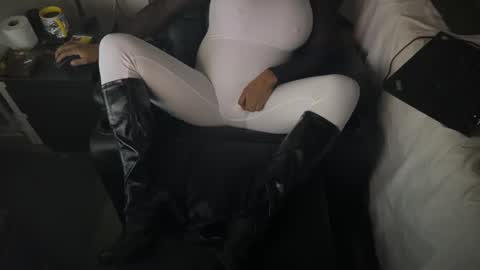 Snapshot of kinkypantyhoseman chatting on 02-24-25, 10:58 kinkypantyhoseman online show from 02-24-25, 10:58