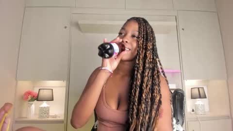 M A R A  online show from 03-10-26, 12:10