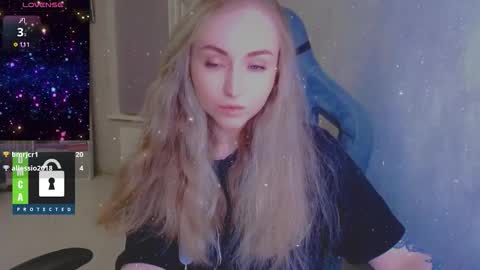 Snapshot of kira_love_sleep chatting on 12-01-25, 04:01 you know thumb up me please its important online show from 12-01-25, 04:01