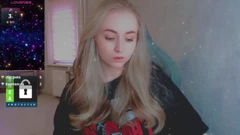 Snapshot of kira_love_sleep chatting on 04-04-26, 03:31 you know thumb up me please its important online show from 04-04-26, 03:31