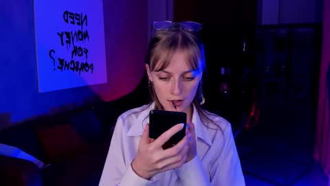 Kira online show from 09-17-25, 08:32