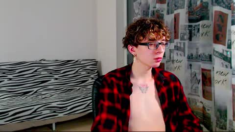 Snapshot of kiriae21 chatting on 03-10-25, 08:01 Alan online show from 03-10-25, 08:01