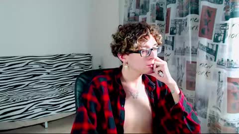 Snapshot of kiriae21 chatting on 03-11-25, 08:42 Alan online show from 03-11-25, 08:42