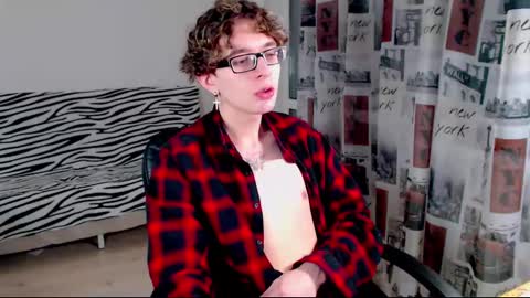 Snapshot of kiriae21 chatting on 03-12-25, 06:44 Alan online show from 03-12-25, 06:44