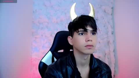 kiss_whitee online show from 10-19-25, 04:29