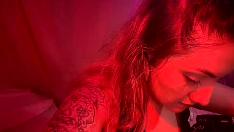 Snapshot of kissahsins chatting on 12-23-24, 08:33 Kissah Kreampuff online show from 12-23-24, 08:33