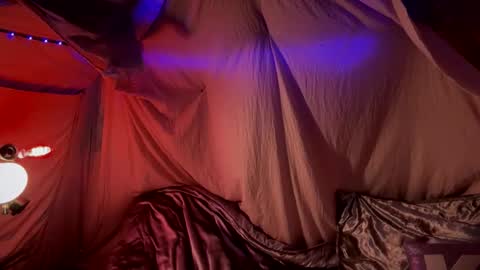 Snapshot of kissahsins chatting on 12-24-24, 01:38 Kissah Kreampuff online show from 12-24-24, 01:38