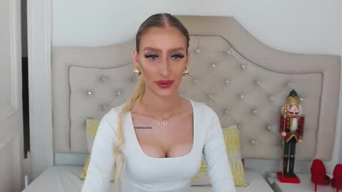 Snapshot of kissnatalie chatting on 12-14-25, 02:44 Natalie online show from 12-14-25, 02:44