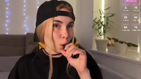 Snapshot of kittie_bear chatting on 06-18-26, 03:16 Veronica online show from 06-18-26, 03:16