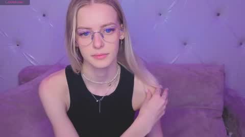 Snapshot of kitty__like18 chatting on 05-17-26, 12:52 Kitty online show from 05-17-26, 12:52
