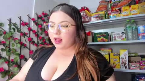 Snapshot of kitty__pinnk chatting on 05-30-26, 07:44 KAROL online show from 05-30-26, 07:44