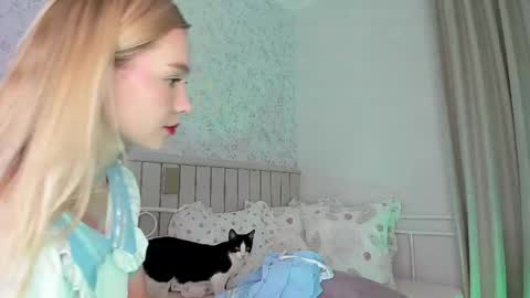 Snapshot of kitty__sophie chatting on 04-21-26, 06:23 sophie online show from 04-21-26, 06:23
