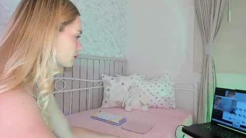 Snapshot of kitty__sophie chatting on 05-07-26, 05:07 sophie online show from 05-07-26, 05:07